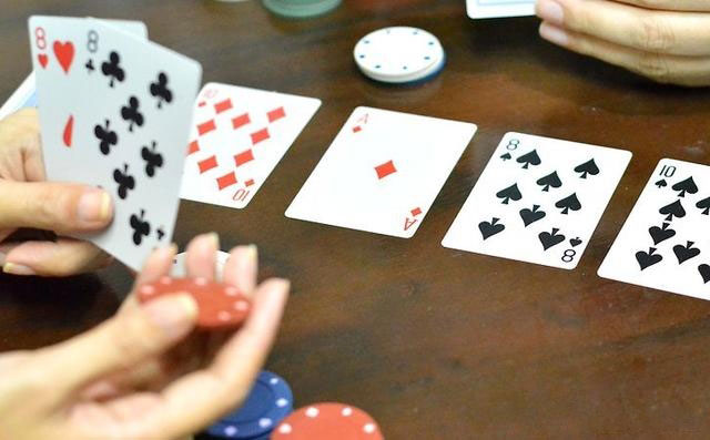德州扑克翻牌击中暗三条怎么玩？8种常见情况策略解析