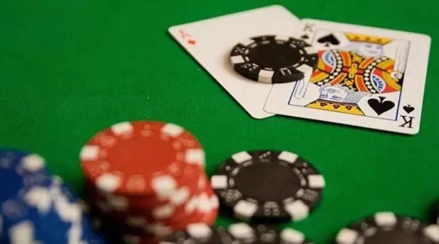 德州职牌实战案例:利用自身形象与对手特点精准调整策略